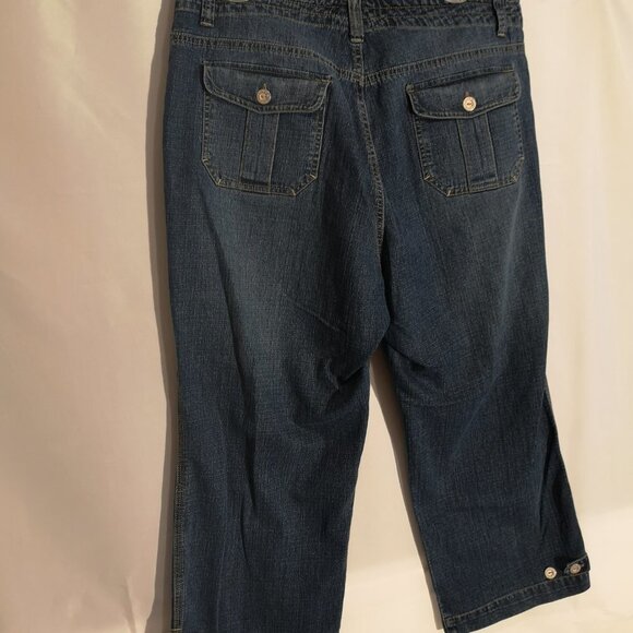 Jones & Co Ladies Size 14 Medium Wash Jean Capri's - Picture 2 of 5